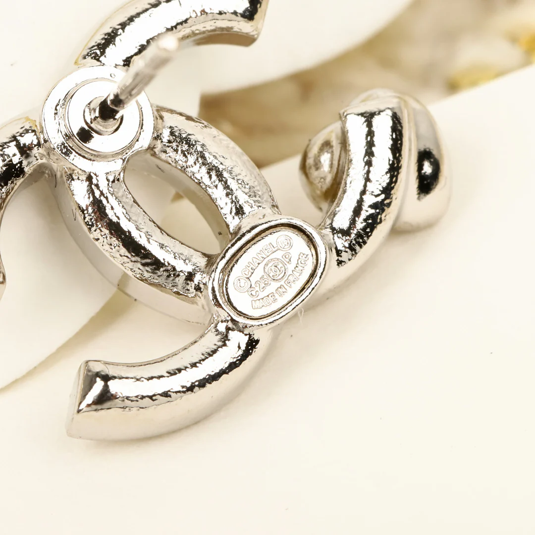 Chanel - Розовые серьги в форме сердца с двойной буквой С (25 пенсов)