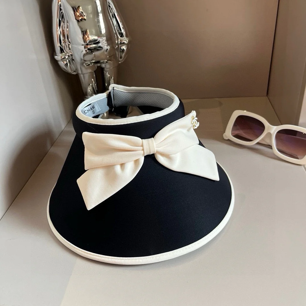 Chanel - Минималистичная солнцезащитная шляпа с бантом и цветовыми блоками - черная