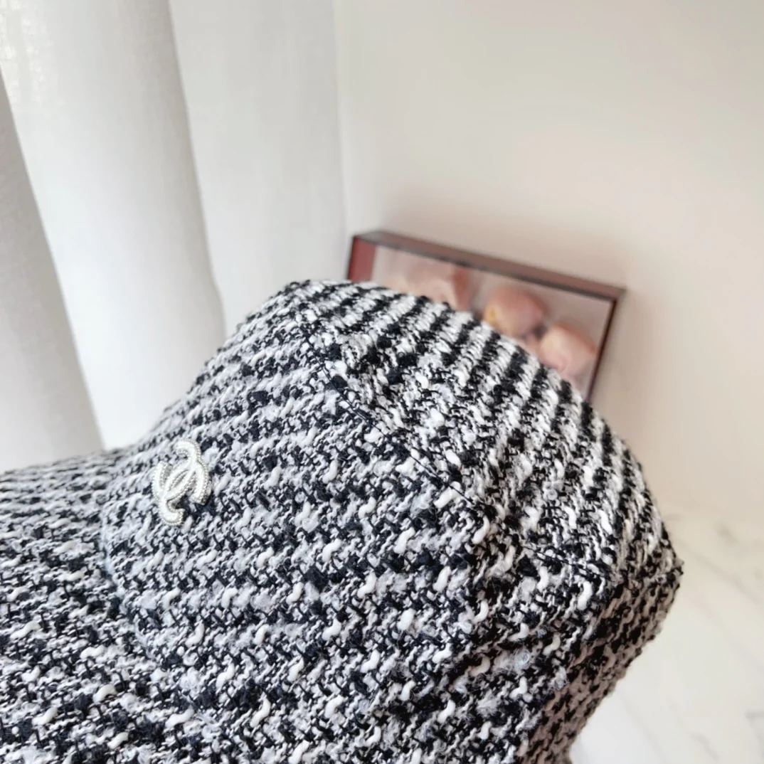 Chanel - Новая модель ранней осени: шерстяная клетчатая рыбацкая шляпа крупной вязки - черно-белая.