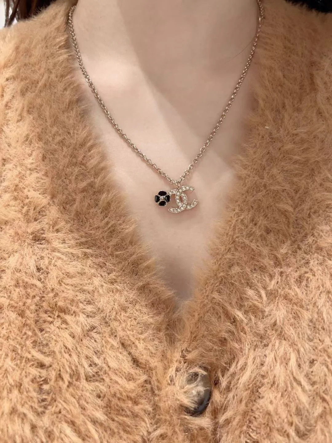 Колье Chanel Camellia Double C — можно носить как в коротком, так и в длинном варианте.