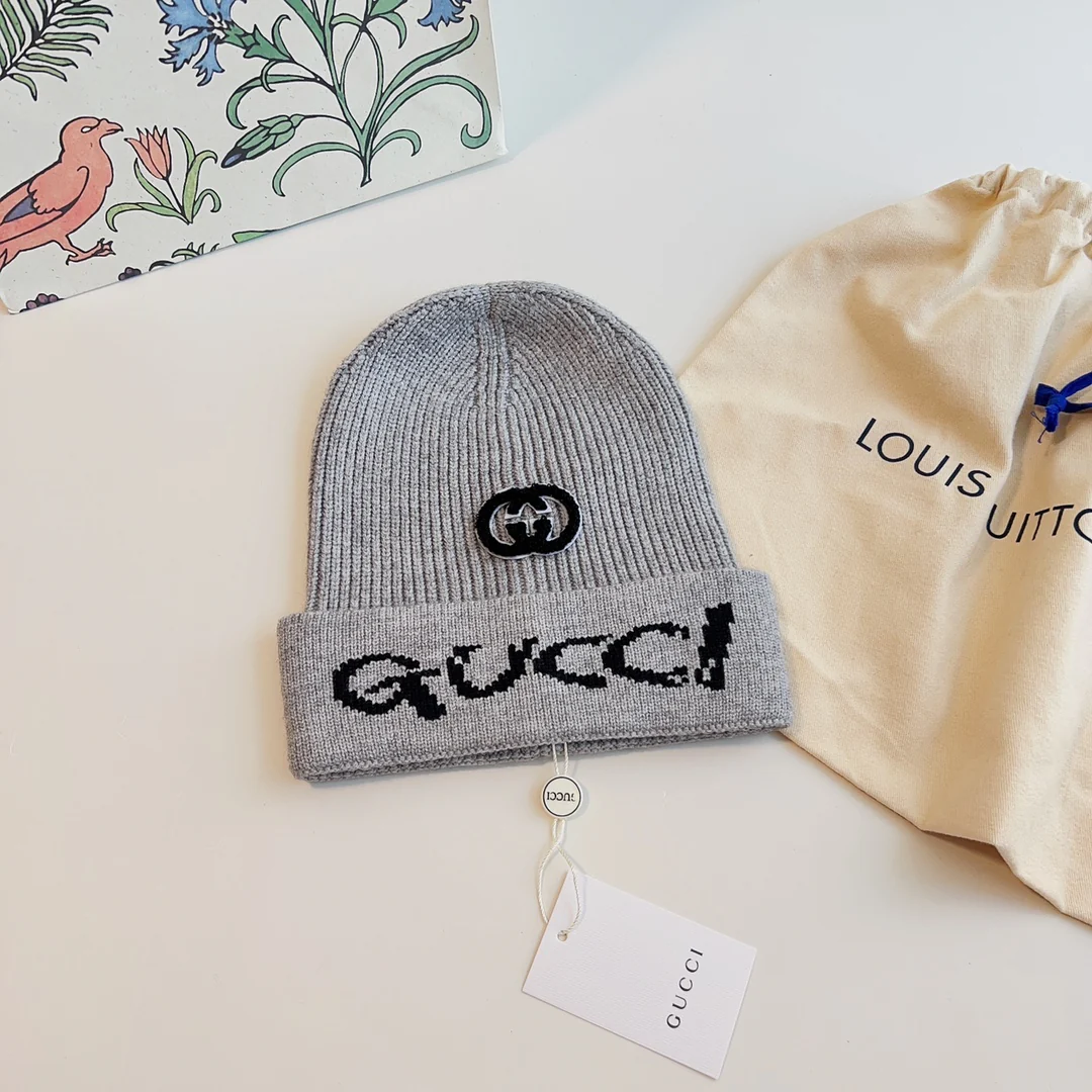 Шапка Gucci с вышитой буквой - серая