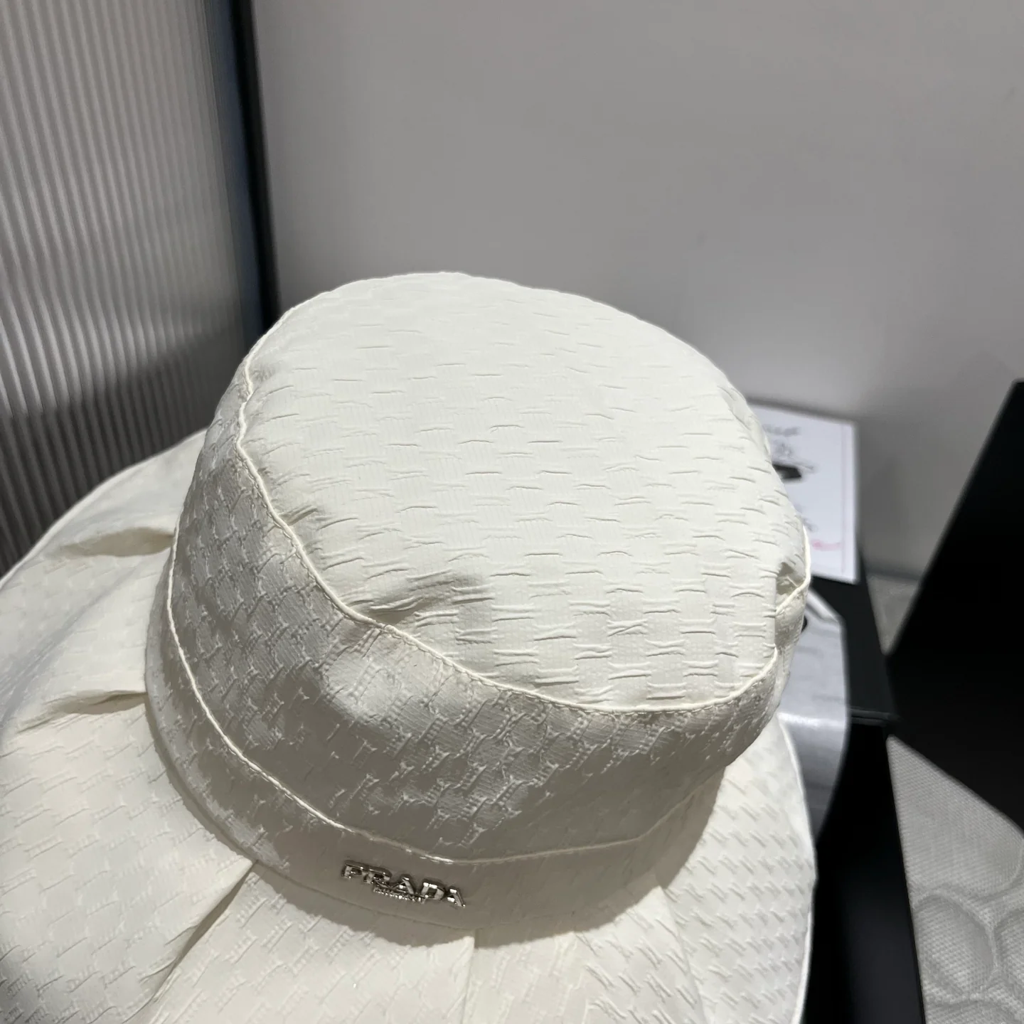 Prada - Солнцезащитная шляпа - Белая