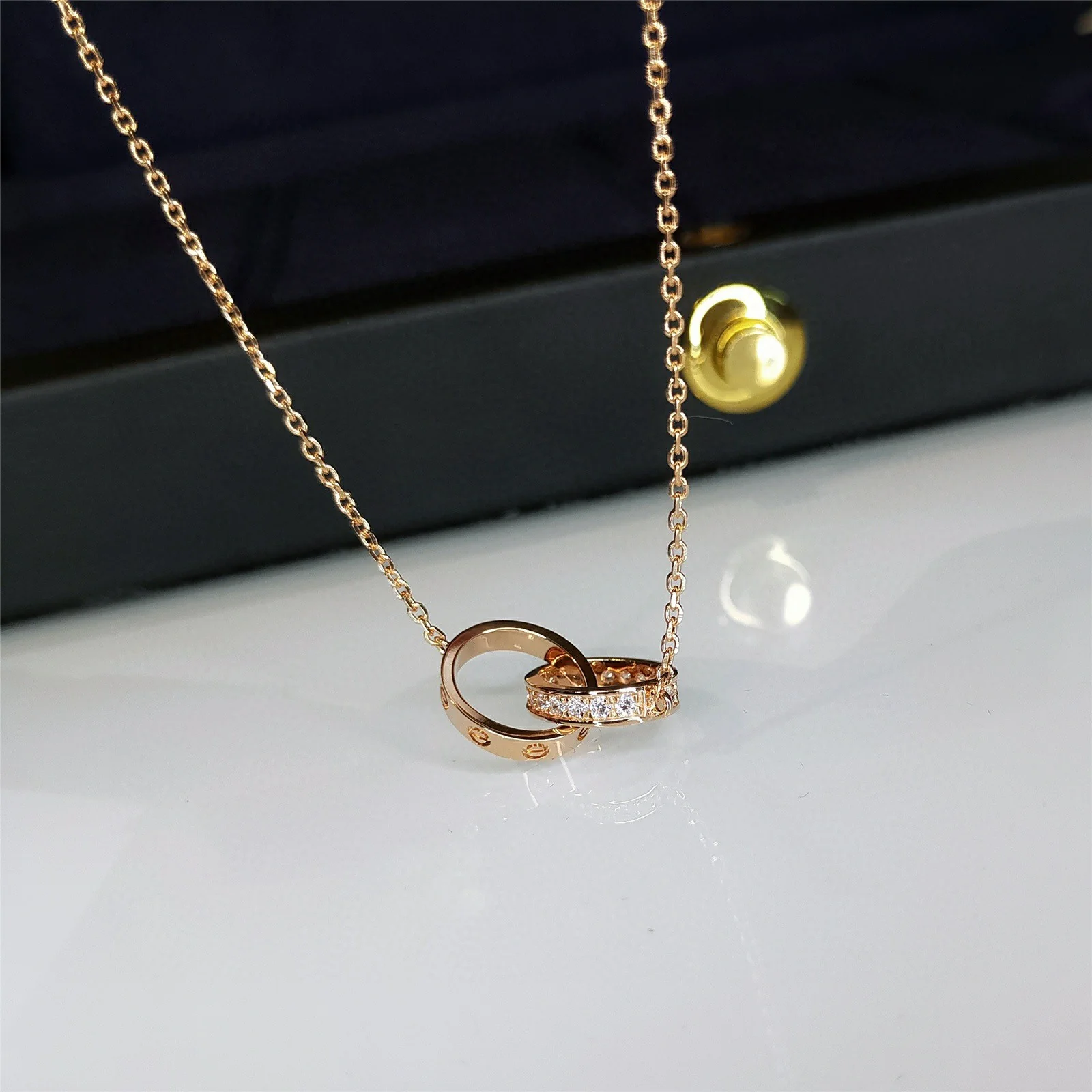 Колье Cartier Love Double Ring с двумя кольцами - половина бриллианта