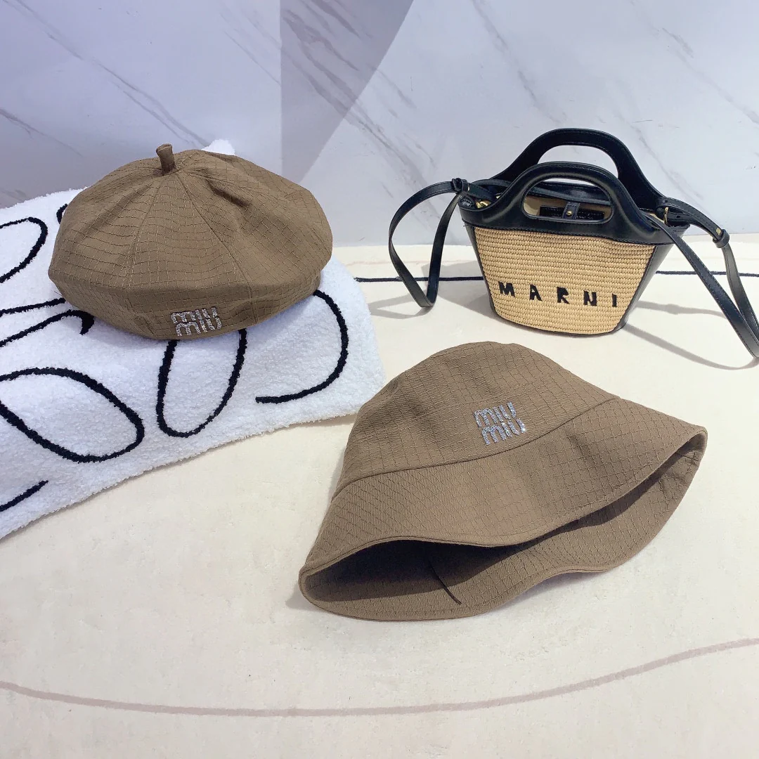 Новинка сезона ?Рыбацкая шляпа? от Miu Miu, начало осени 2023 года - 1