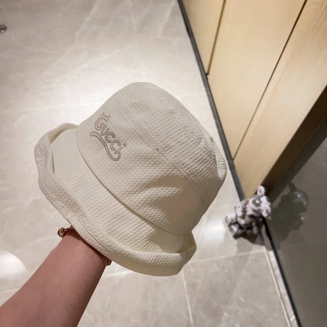 Новая панама Gucci 2023 года с асимметричным низом и откидной крышкой - бежевая.