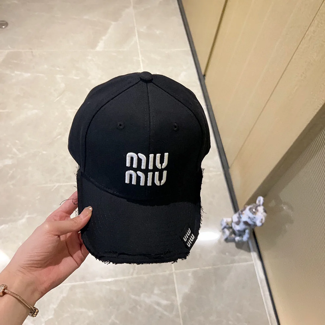 Новая бейсболка Miu Miu 2023 с вышивкой и рваными элементами - черная.