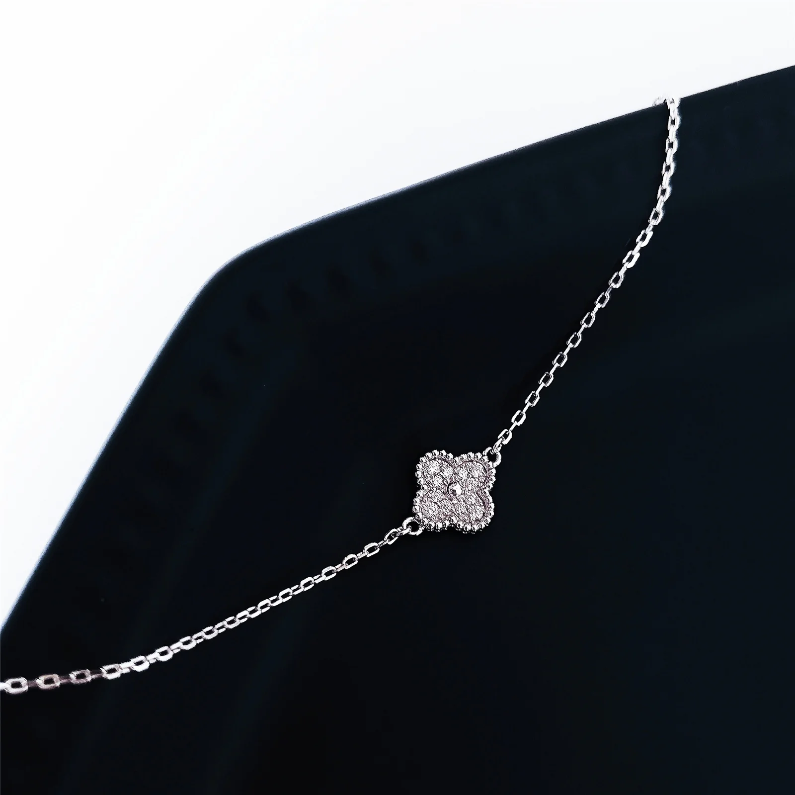 Браслет/ожерелье VCA - полностью украшен бриллиантами в виде четырехлистного клевера.