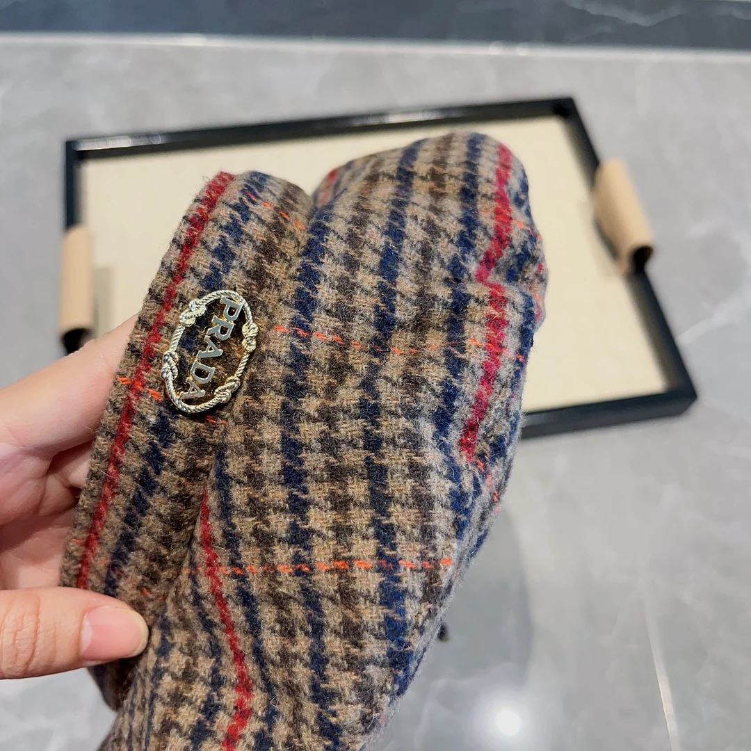 Prada - Ретро клетчатый берет из коллекции осень/зима - красный