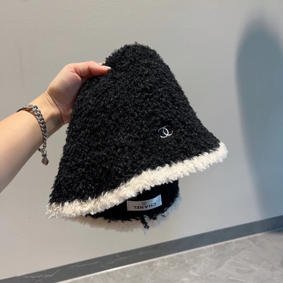 Новая модель меховой рыбацкой шляпы Chanel из осенне-зимней коллекции - черная.