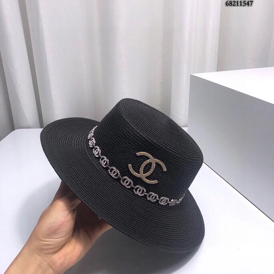 Новая соломенная шляпа Chanel 2022 года - черная.