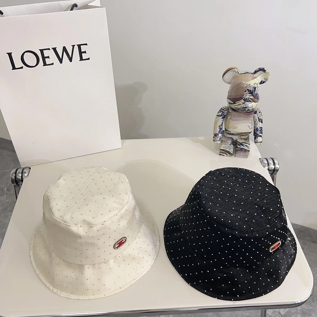 Новая роскошная рыбацкая шляпа Celine 2024 с стразами - белая.