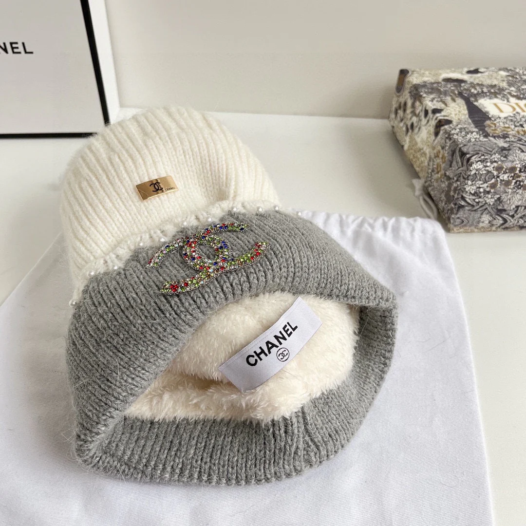 Вязаная шапка Chanel с помпоном