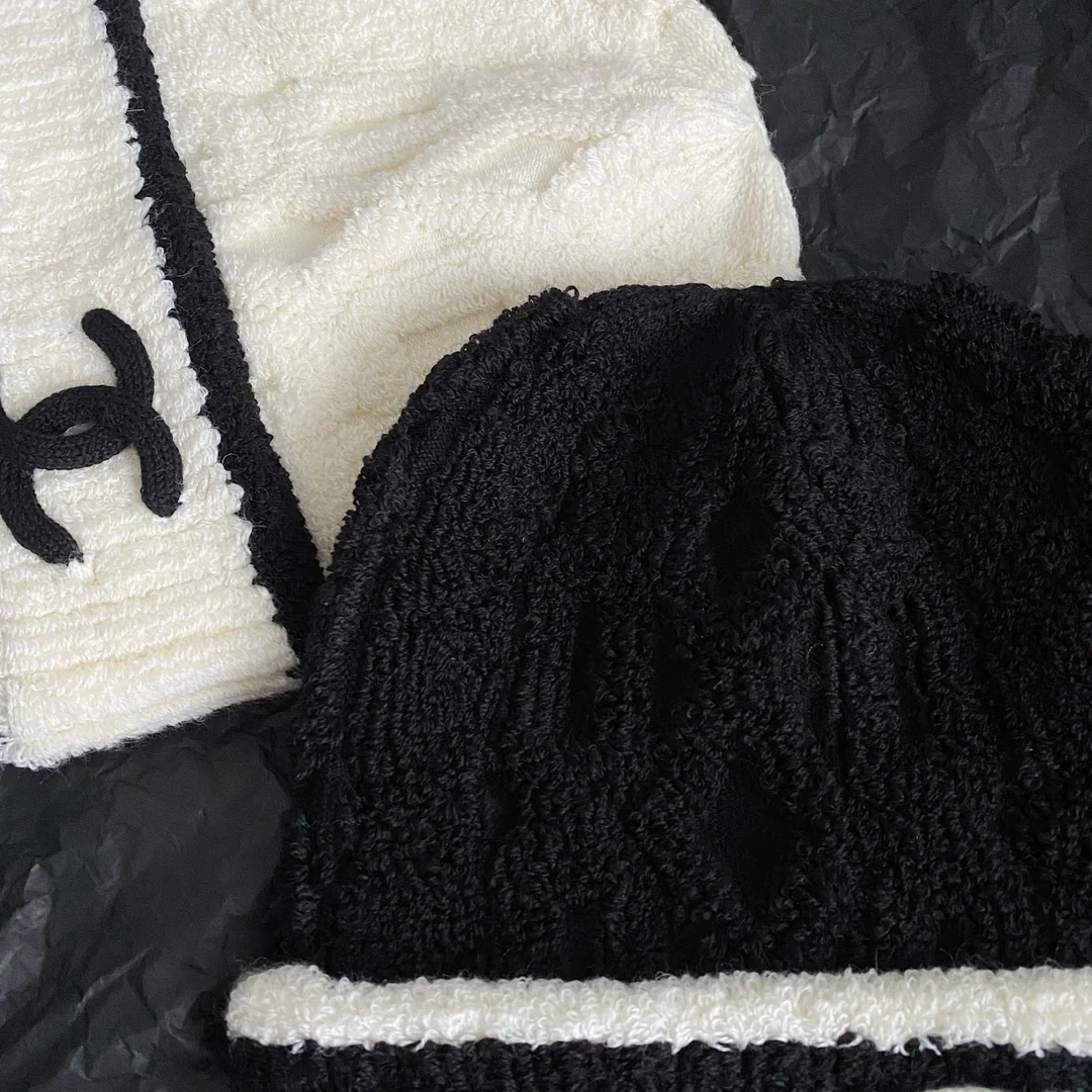 Вязаная шапка Chanel из новой коллекции осень/зима 2023 — черная.