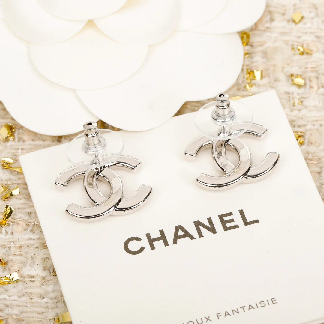 Chanel - 25 пенсов, глянцевые серьги с двойной буквой С