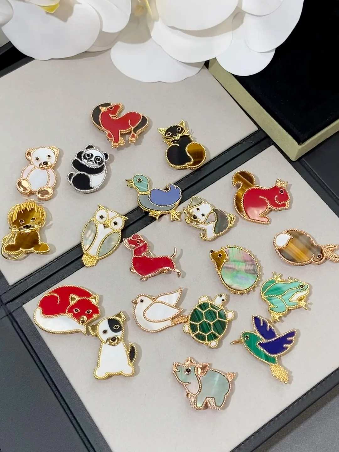 Van Véck - Брошь 003