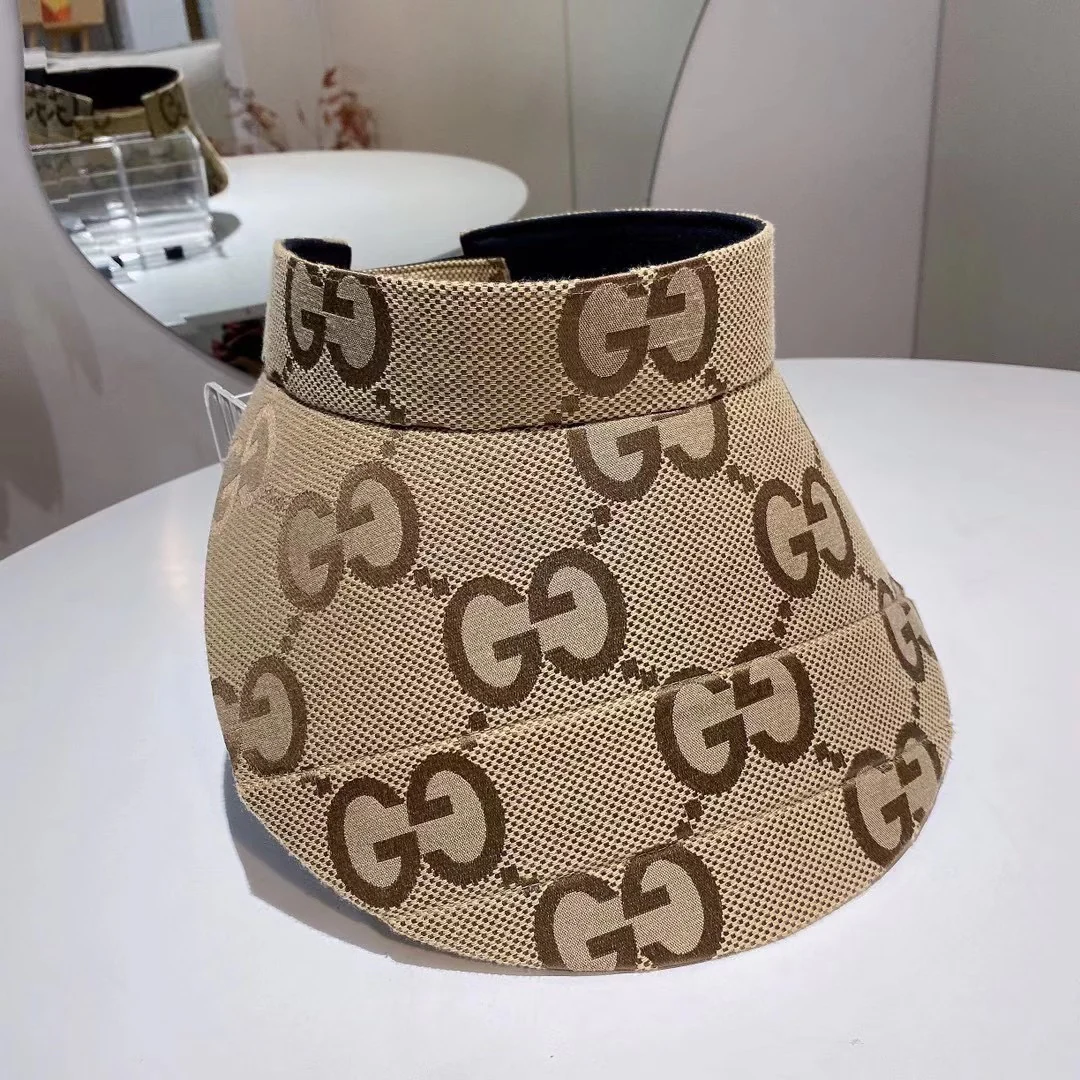 Классическая солнцезащитная шляпа Gucci с монограммой.
