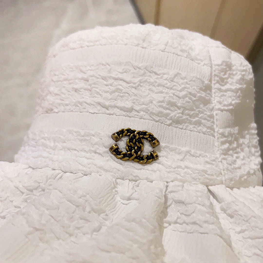 Новинка коллекции Chanel Весна/Лето 2023 - Мятая рыбацкая шляпа - Белая - 1