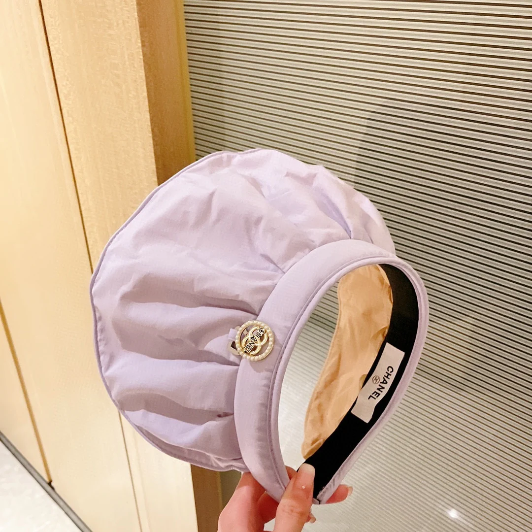 Двухцветная солнцезащитная шляпа Chanel из ракушки — можно свернуть и носить как повязку на голову.