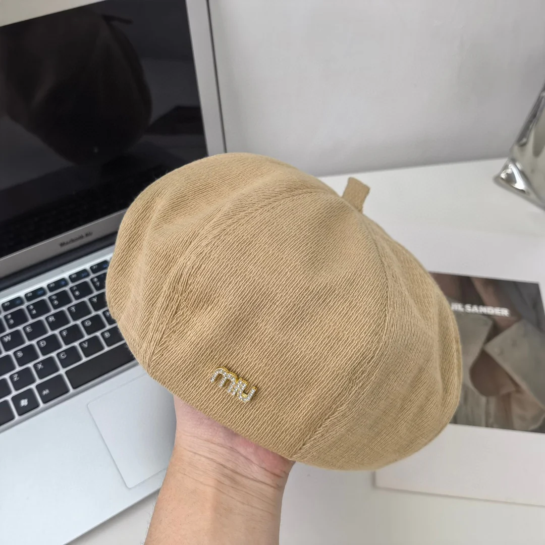 Новые поступления коллекции Miu Miu начала осени 2023 года: берет, шляпа художника.