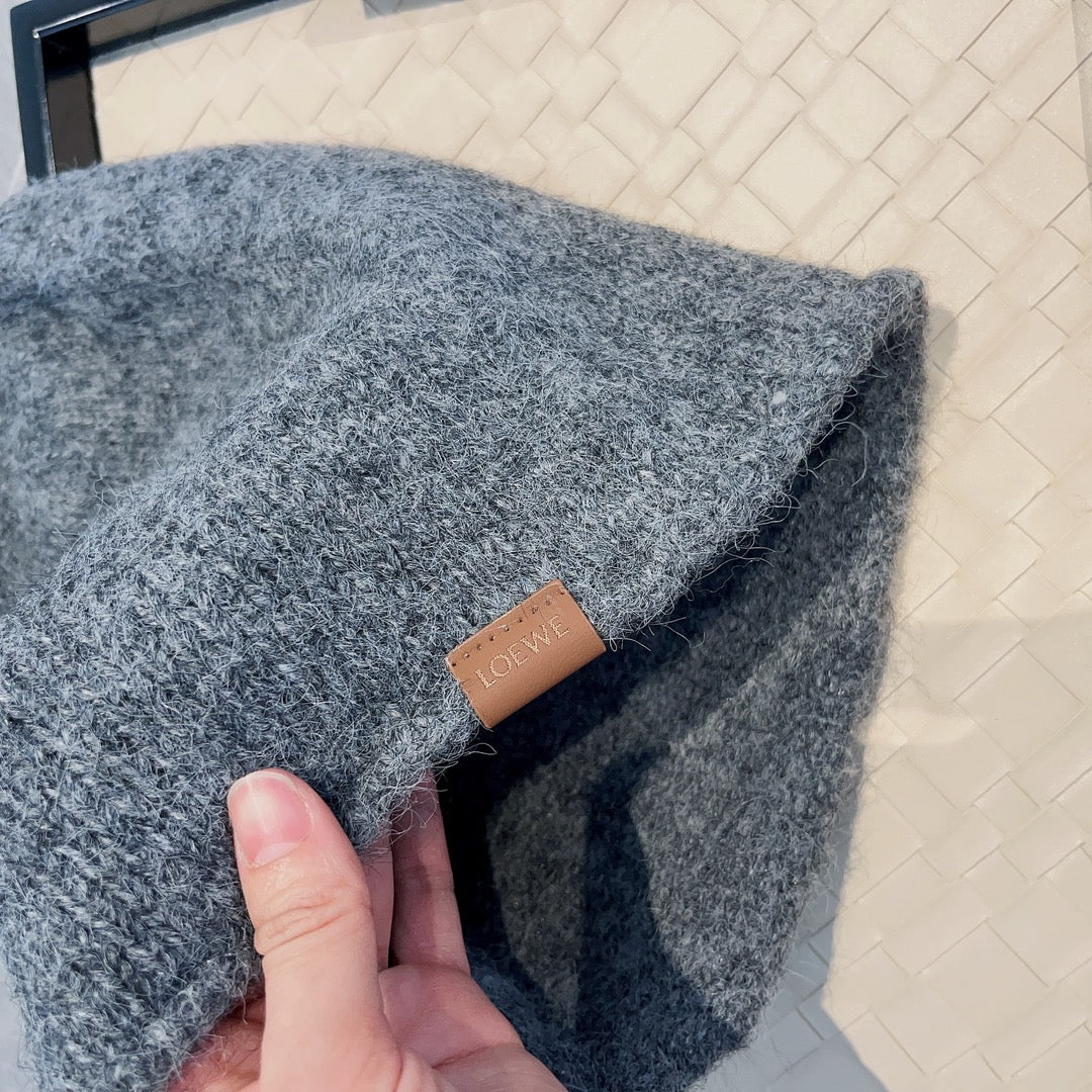 LOEWE - Новая вязаная шапка-бини осенне-зимней коллекции - серая.