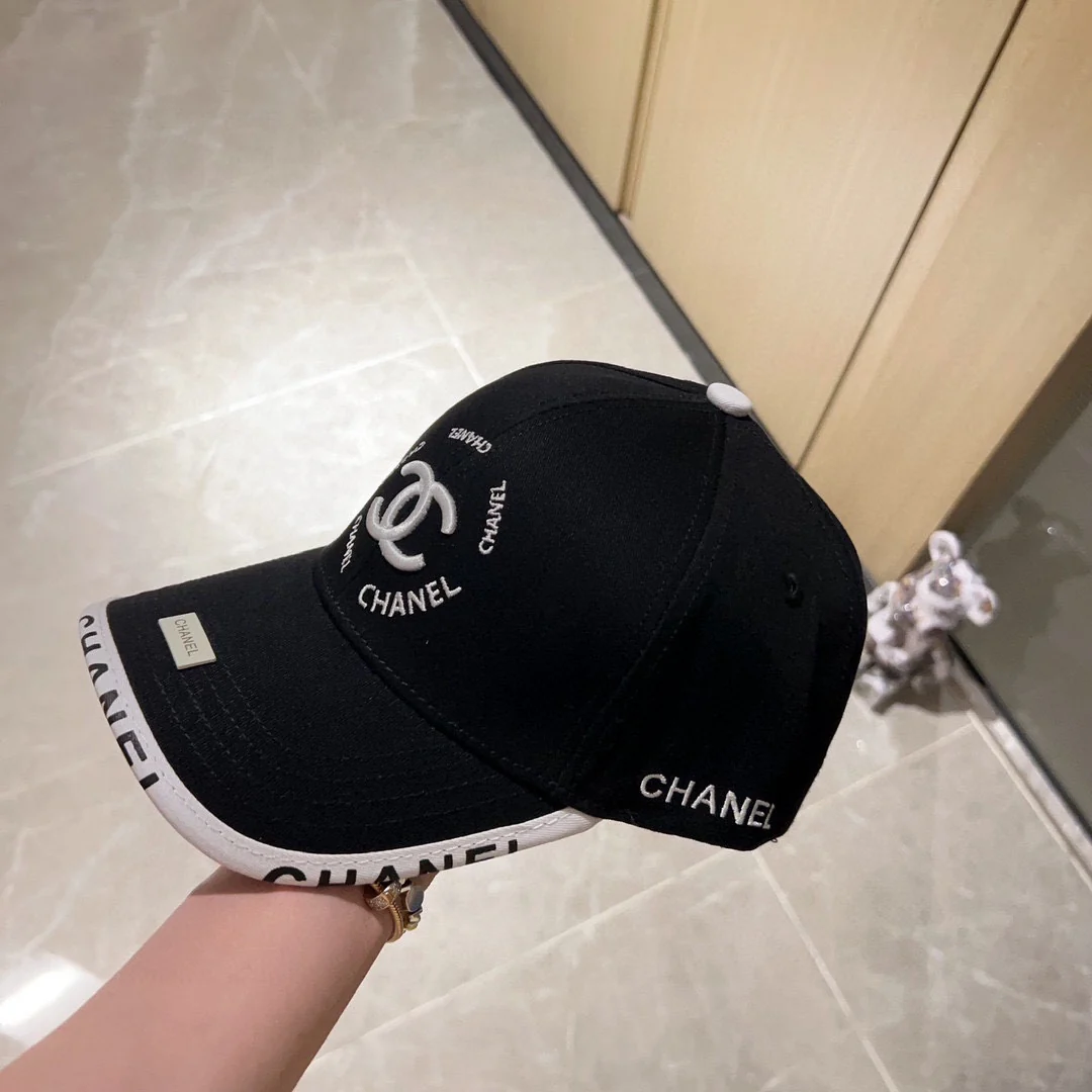 Новая бейсболка Chanel 2023 в стиле бутика с вышивкой и буквенной отделкой.