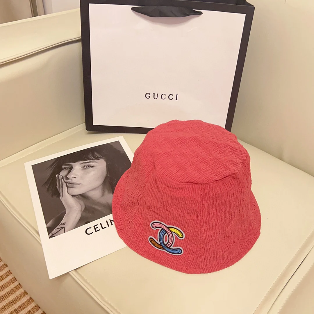 Новая модель Chanel 2023: полосатая рыбацкая шляпа - розовая.