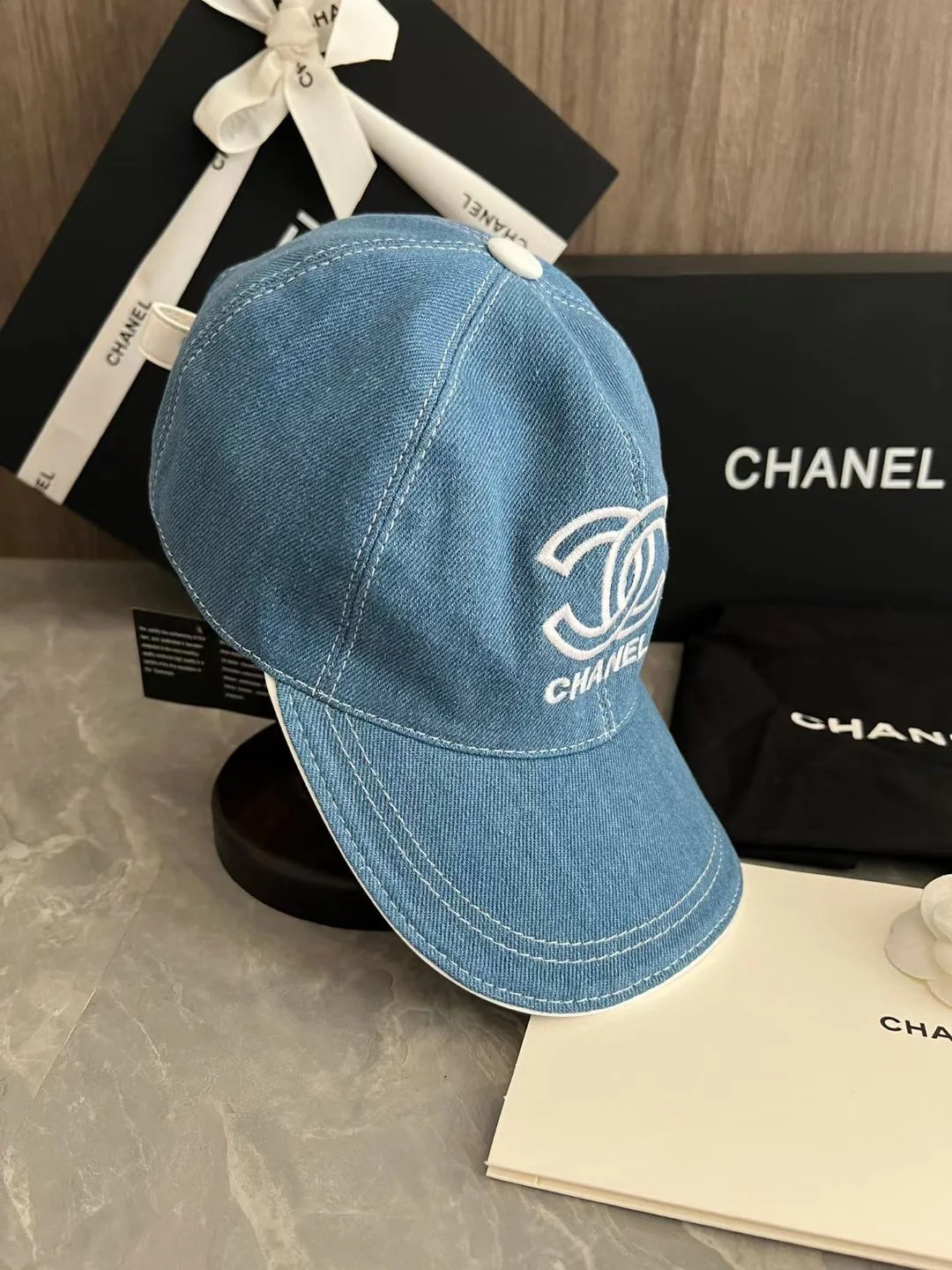 Бейсболка Chanel в ковбойском стиле с объемной вышивкой