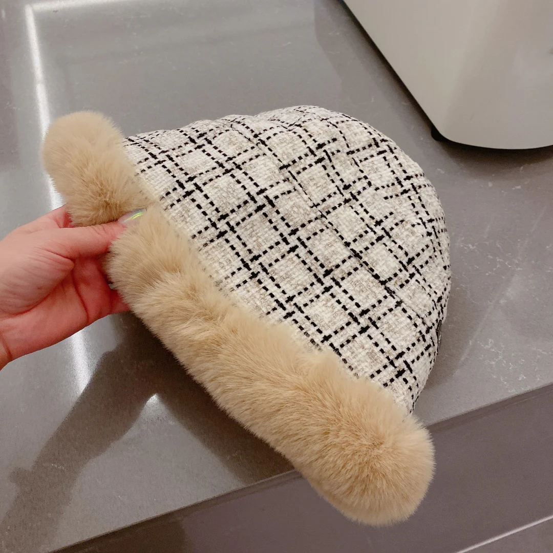 Chanel - Рыбацкая шляпа в клетку с мехом - Белая