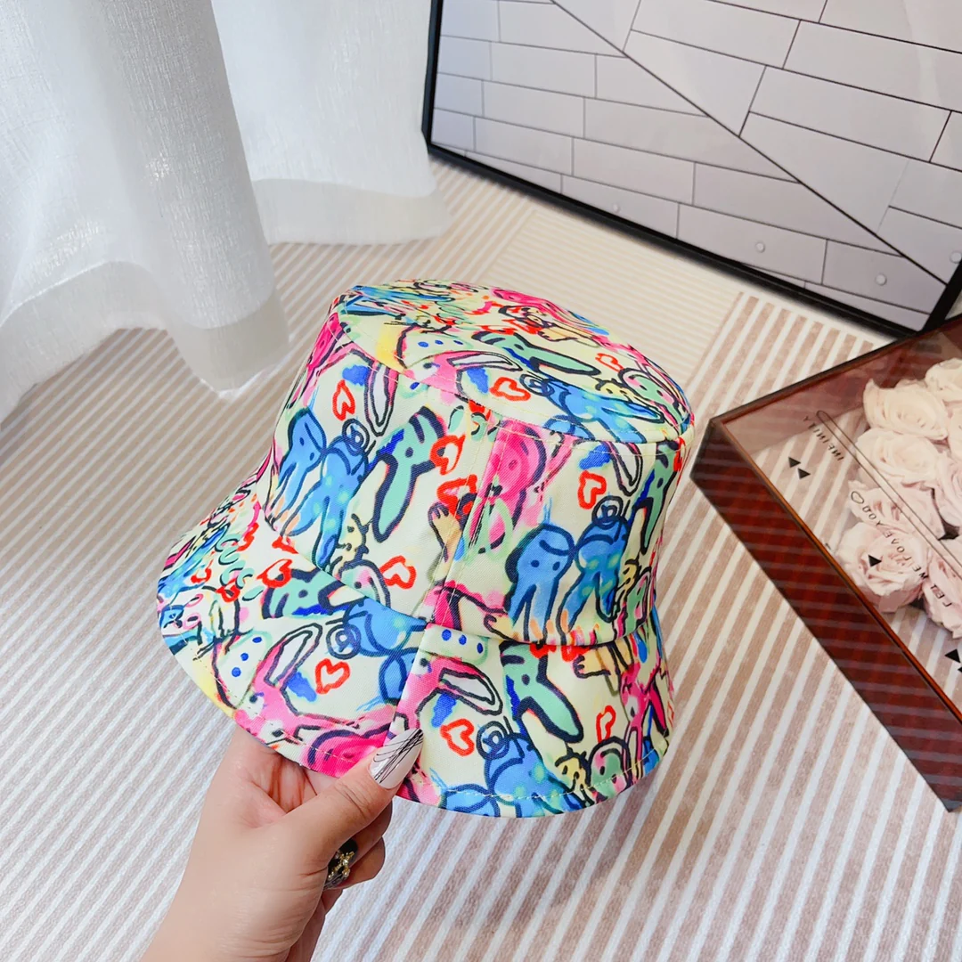Новинка сезона весна/лето 2023 от Gucci - Панама в стиле граффити.