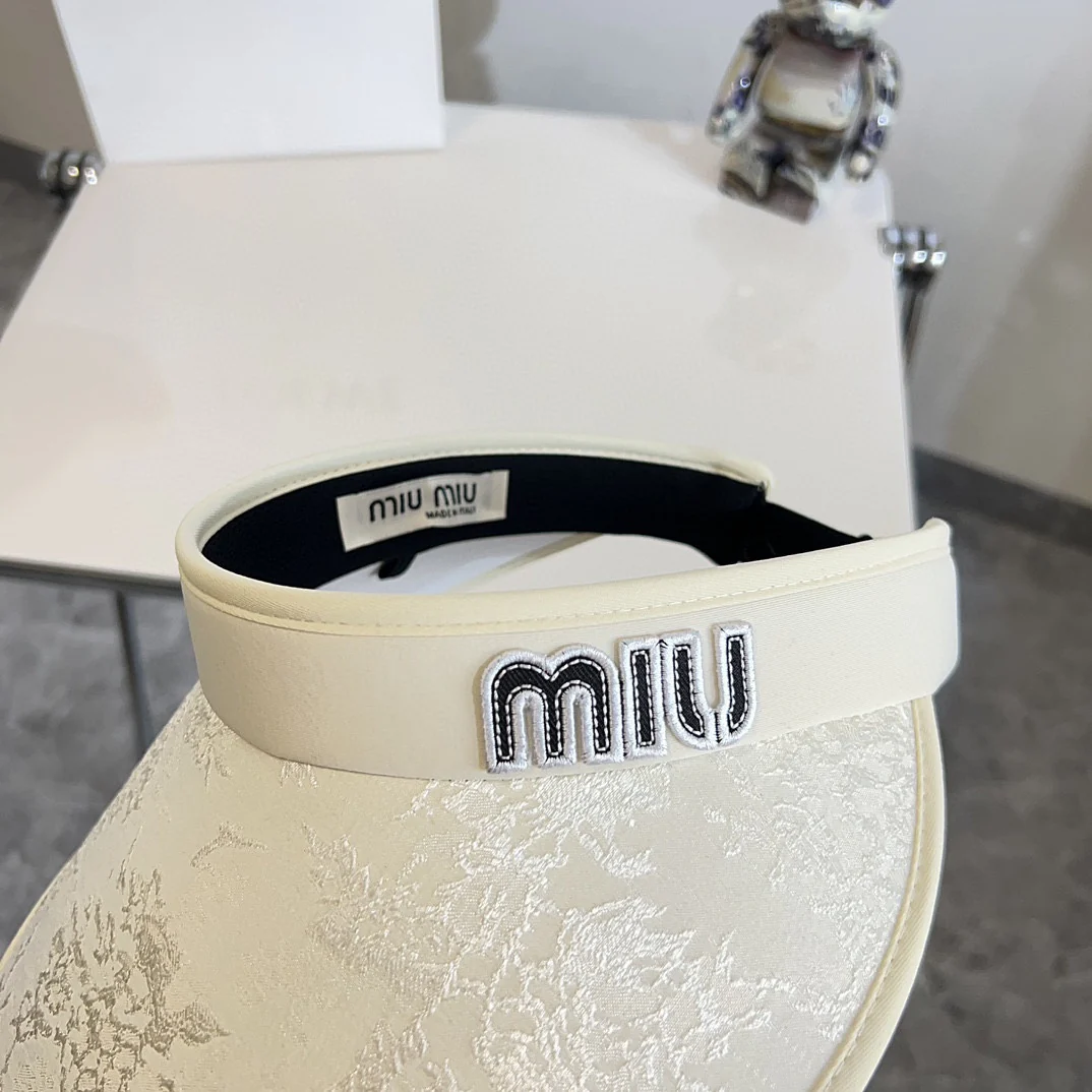 Новая летняя солнцезащитная шляпа Miu Miu 2024 с китайским узором - белая.