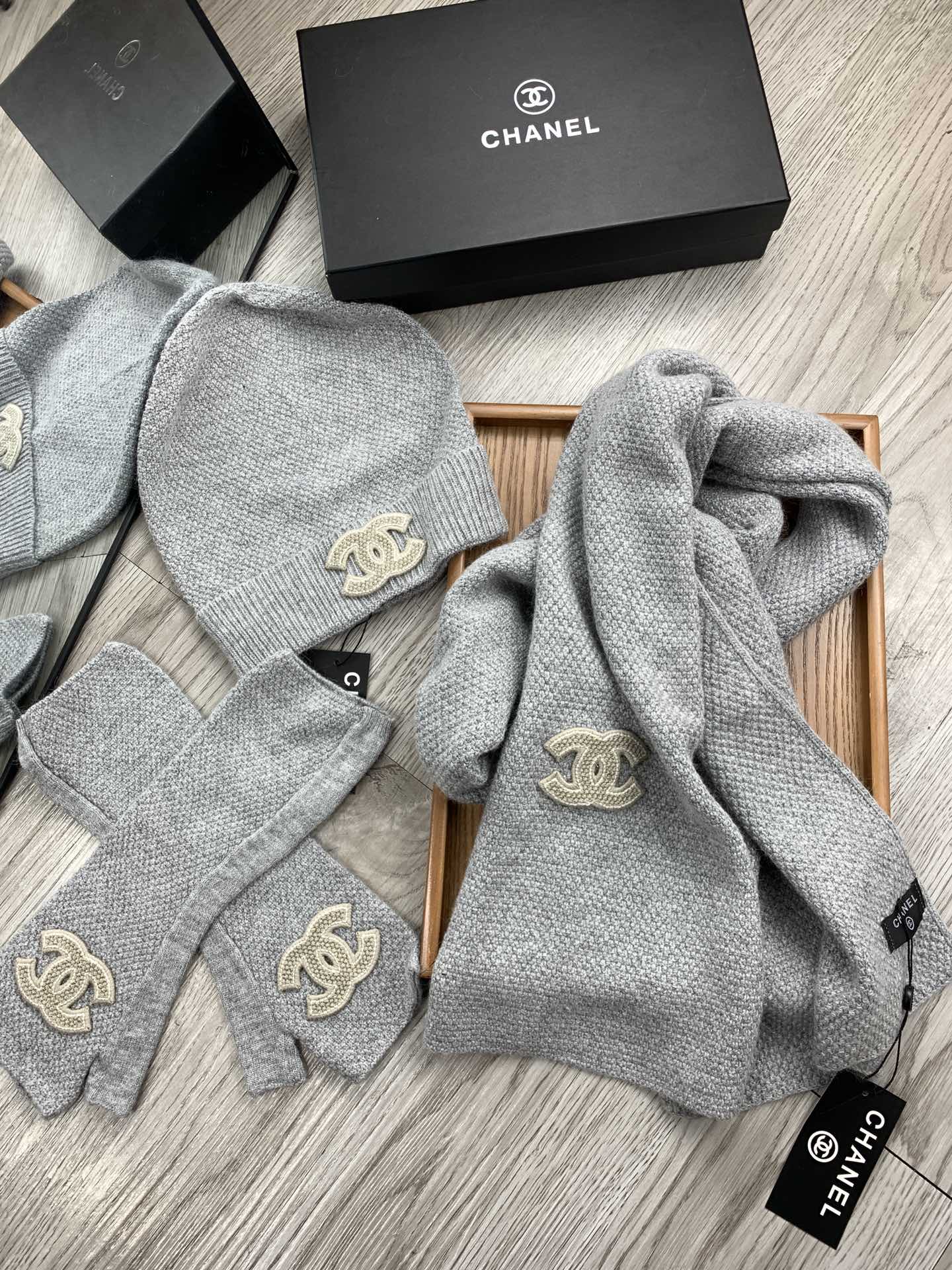 Chanel - Вязаный шерстяной комплект - шапка, шарф и перчатки, 3 предмета - серый - 1