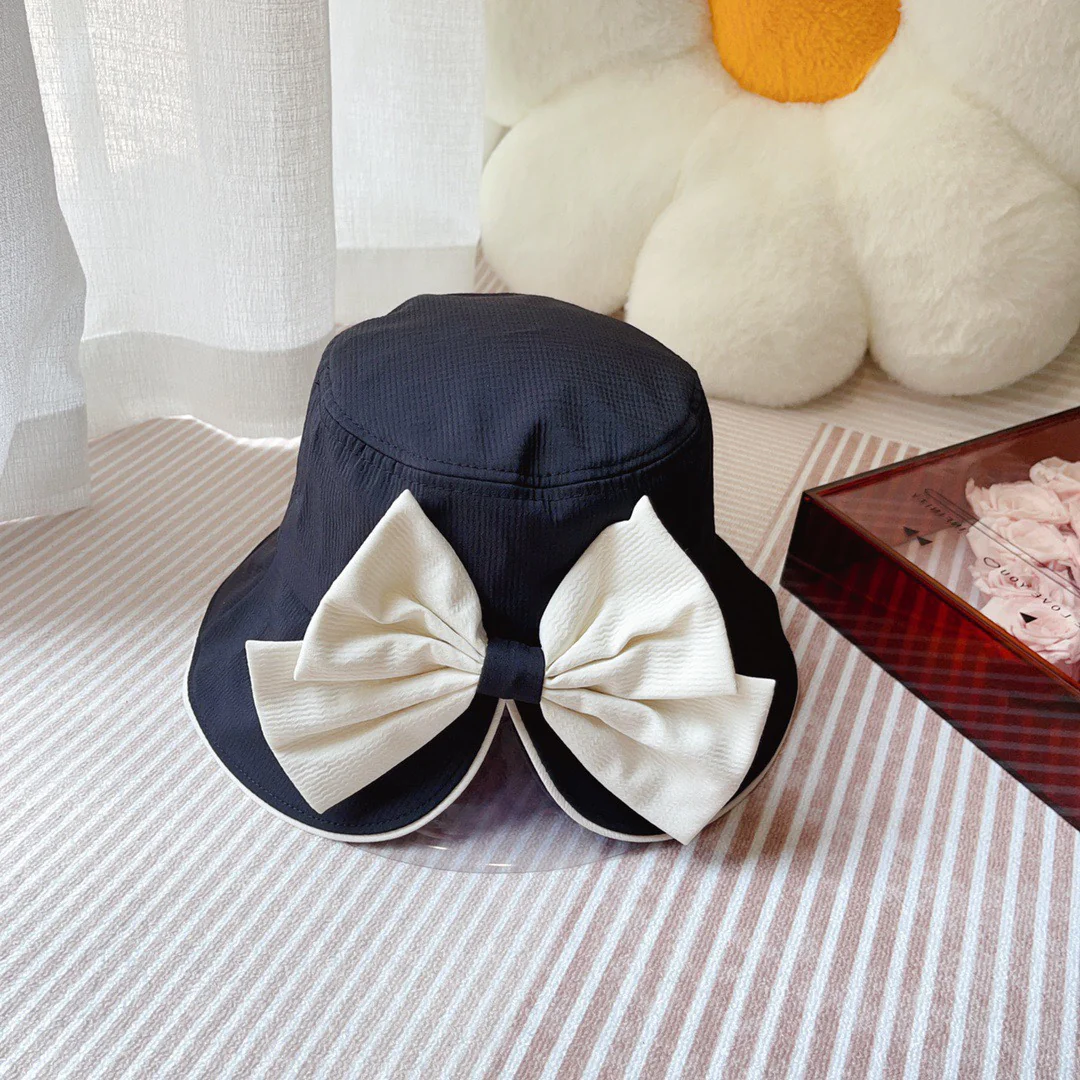 Новая летняя панама Miu Miu 2023 года с простым бантом - черная.