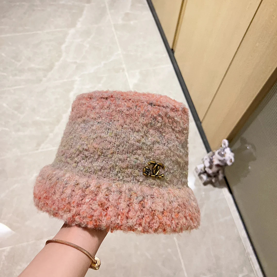 Новая кашемировая рыбацкая шляпа Chanel сезона осень/зима 2023, розовая.
