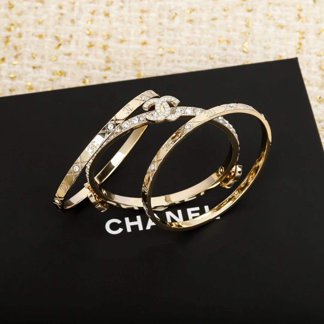 Браслет Chanel ?Три в одном? за 25 пенсов — множество вариантов ношения.