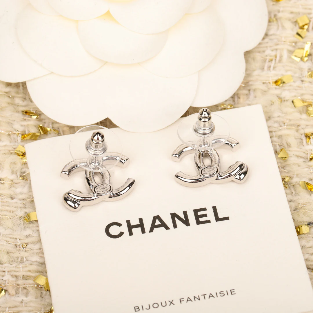 Chanel - Розовые серьги в форме сердца с двойной буквой С (25 пенсов)