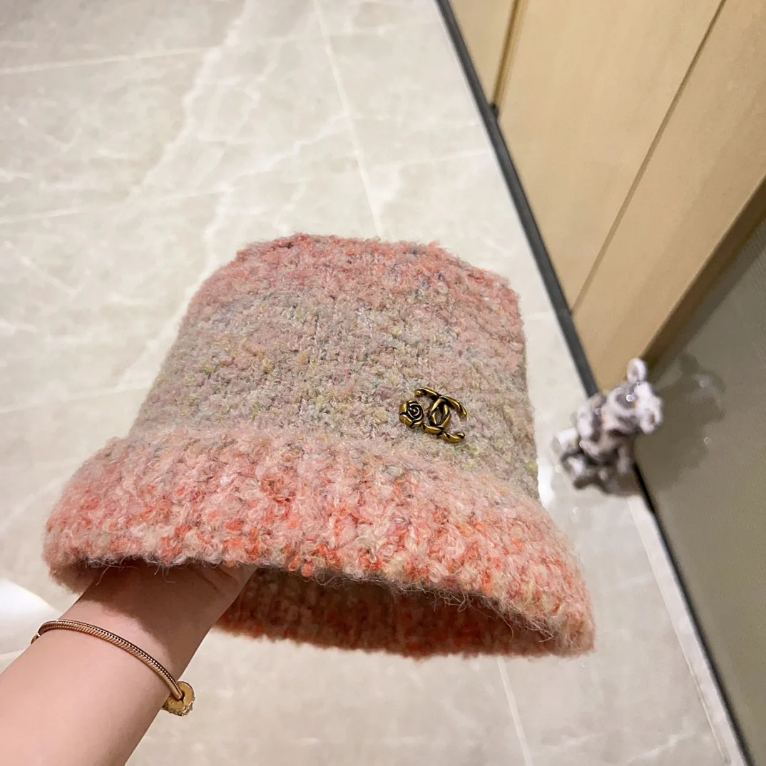 Новая кашемировая рыбацкая шляпа Chanel сезона осень/зима 2023, розовая.