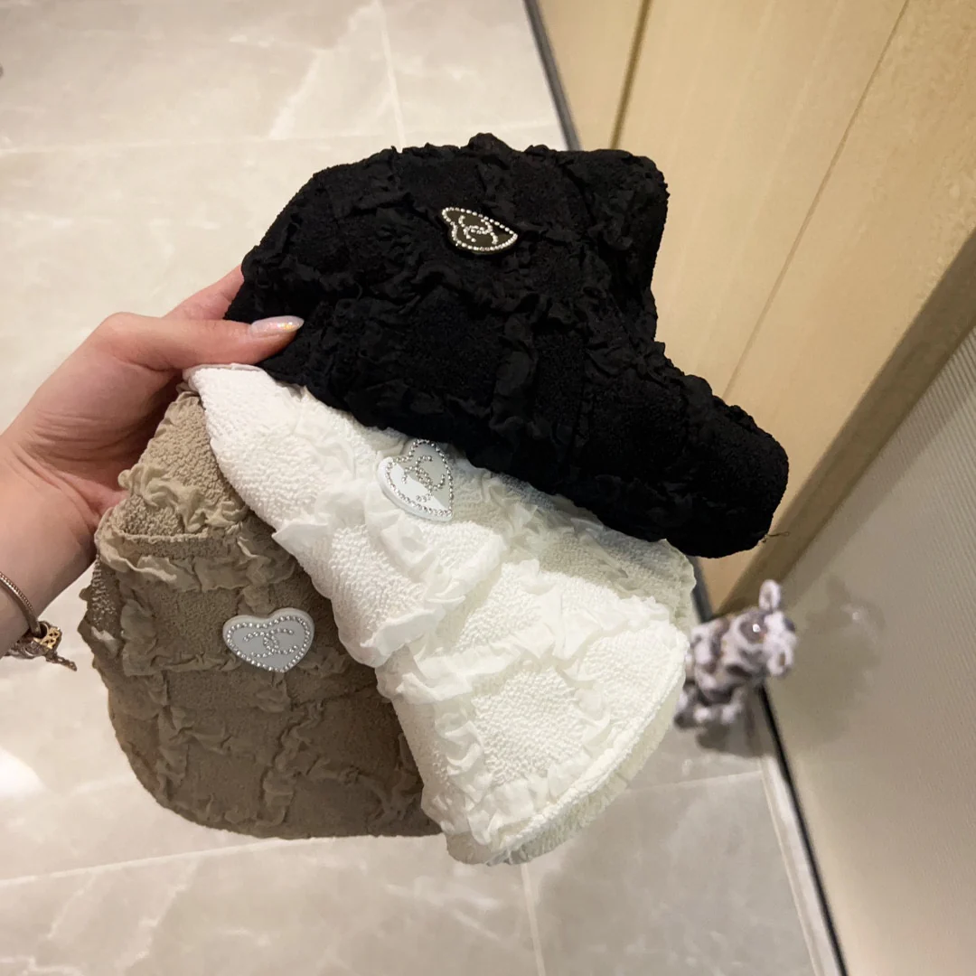 Новинка сезона весна/лето 2023 от Chanel — мятая рыбацкая шляпа.