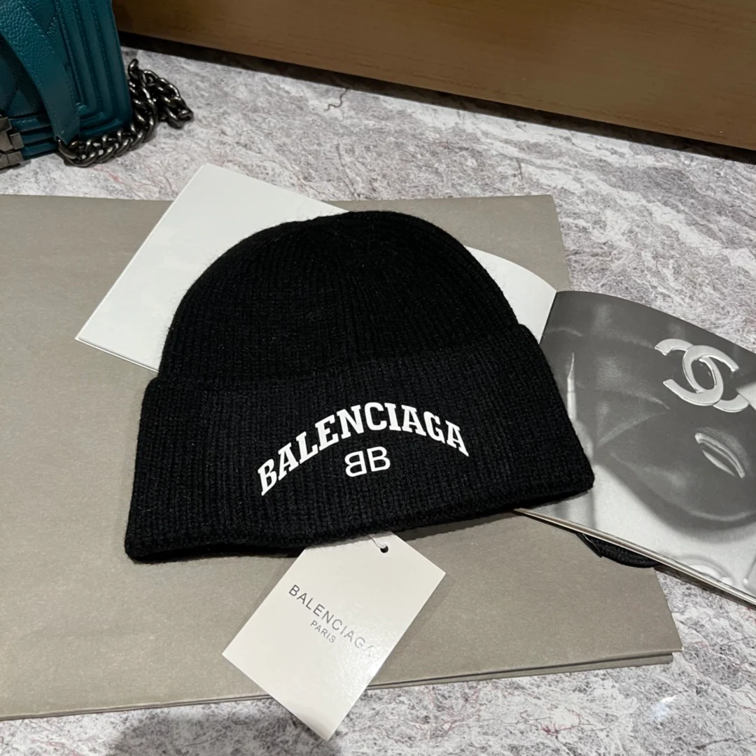 Вязаная шапка Balenciaga с буквой - 1 шт.