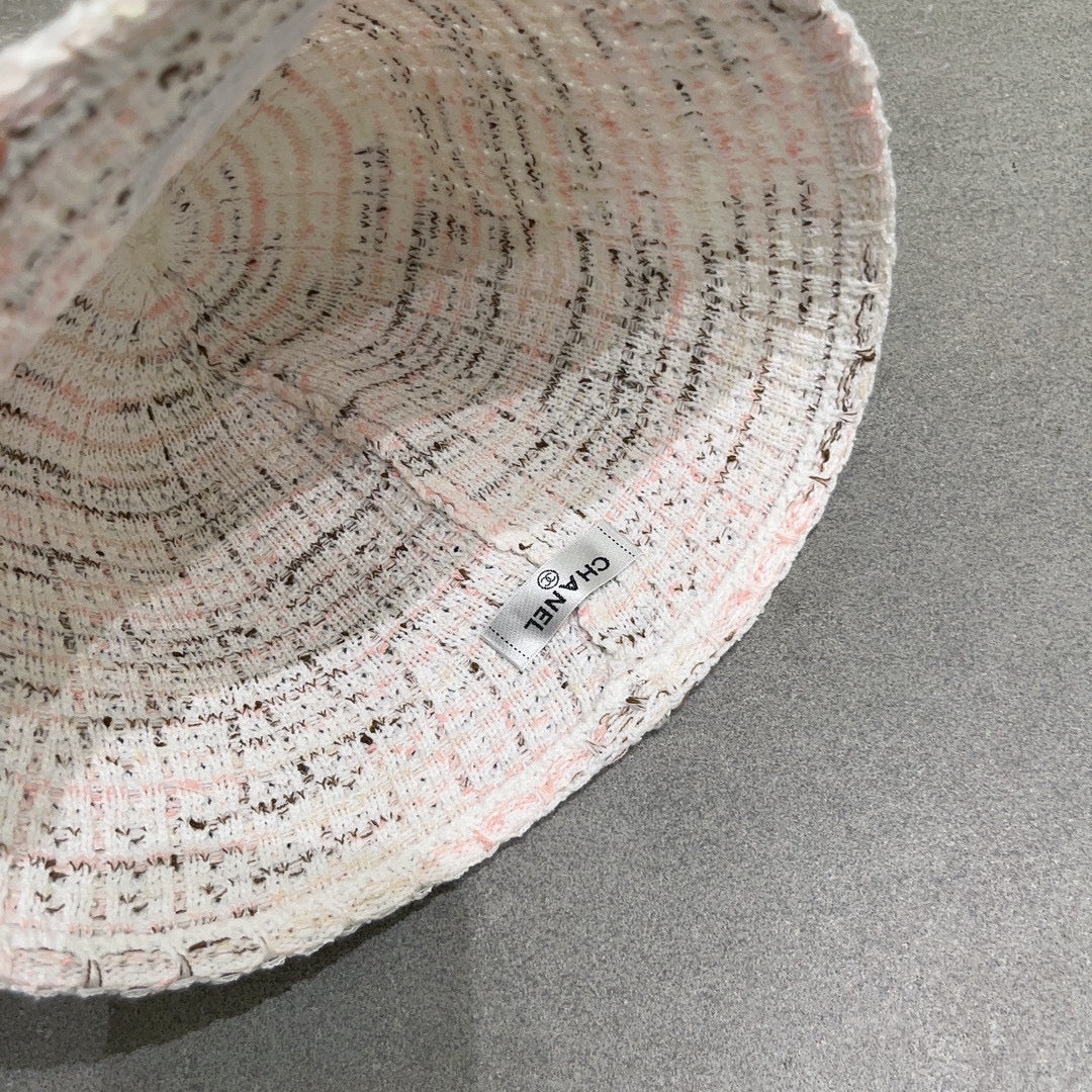 Новая элегантная вязаная рыбацкая шапка Chanel из осенне-зимней коллекции - белая.