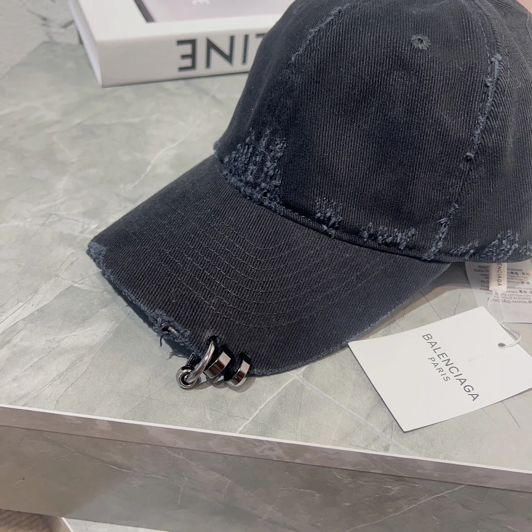 Новинки Balenciaga весна/лето 2023 - Шляпа с заклепками/Сферическая кепка - Черная