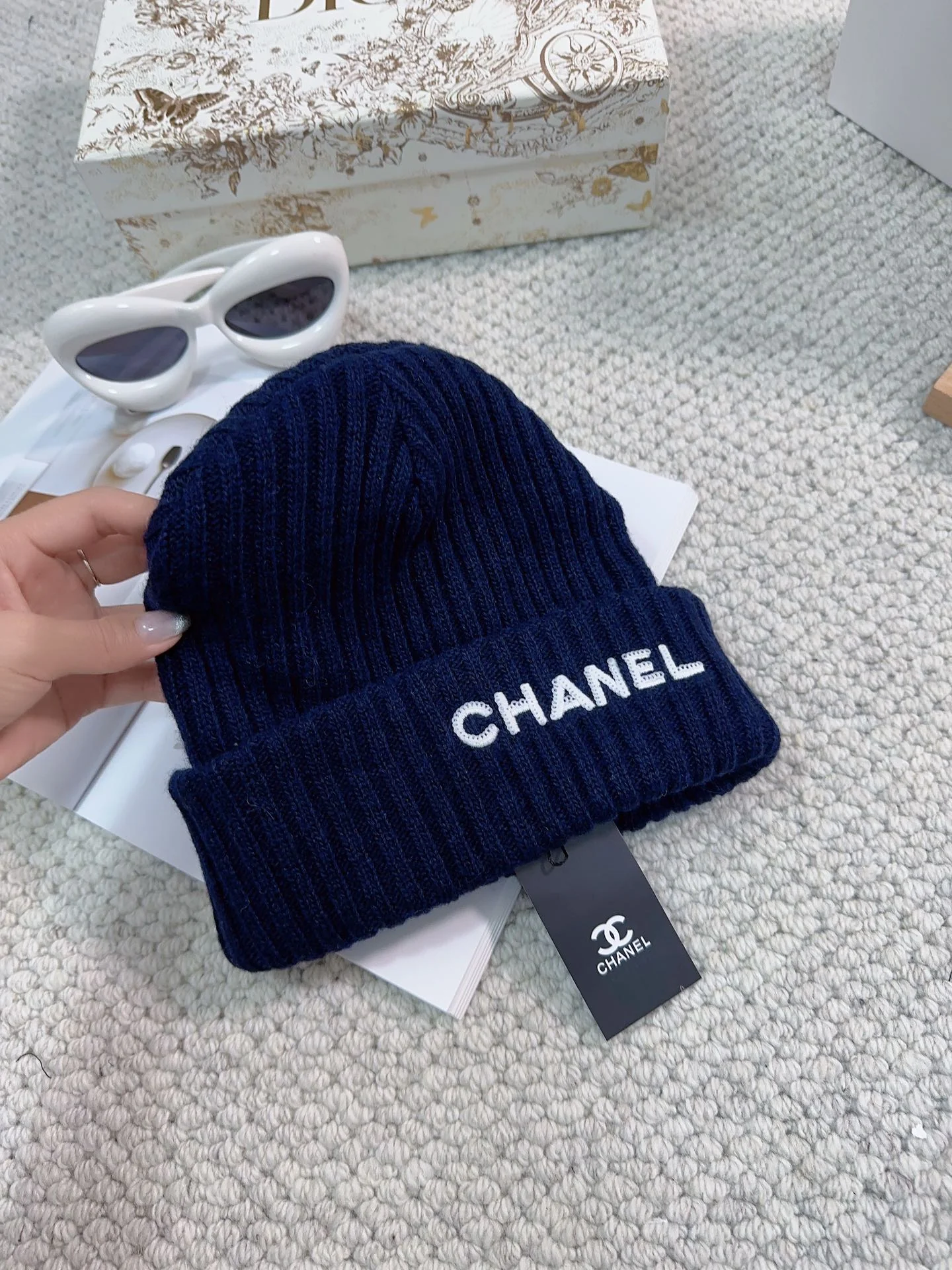 Новая вязаная кашемировая шерстяная шапка Chanel 2023 года с буквенным рисунком - синяя.