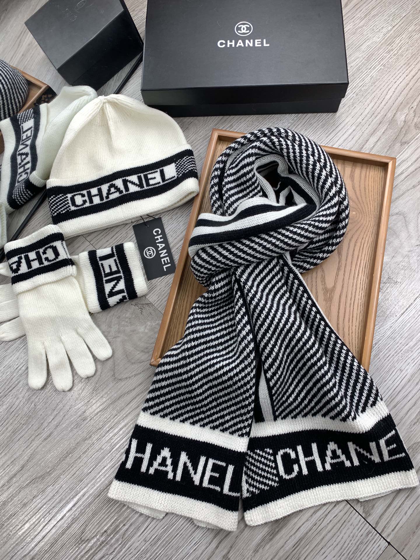 Chanel - Вязаный шерстяной комплект - шапка, шарф и перчатки, 3 предмета - Белый - 1