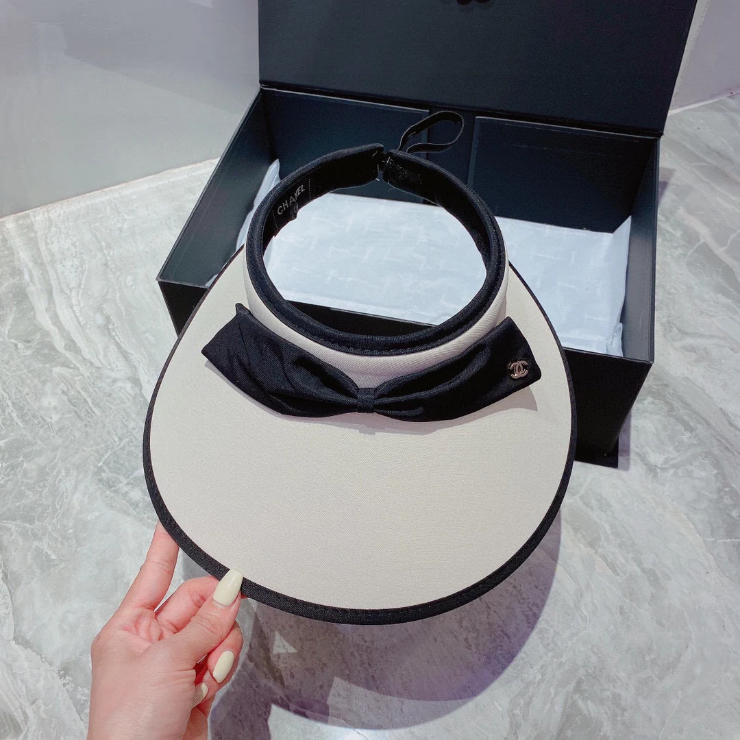 Солнцезащитная шляпа Chanel с открытым верхом и черно-белым бантом