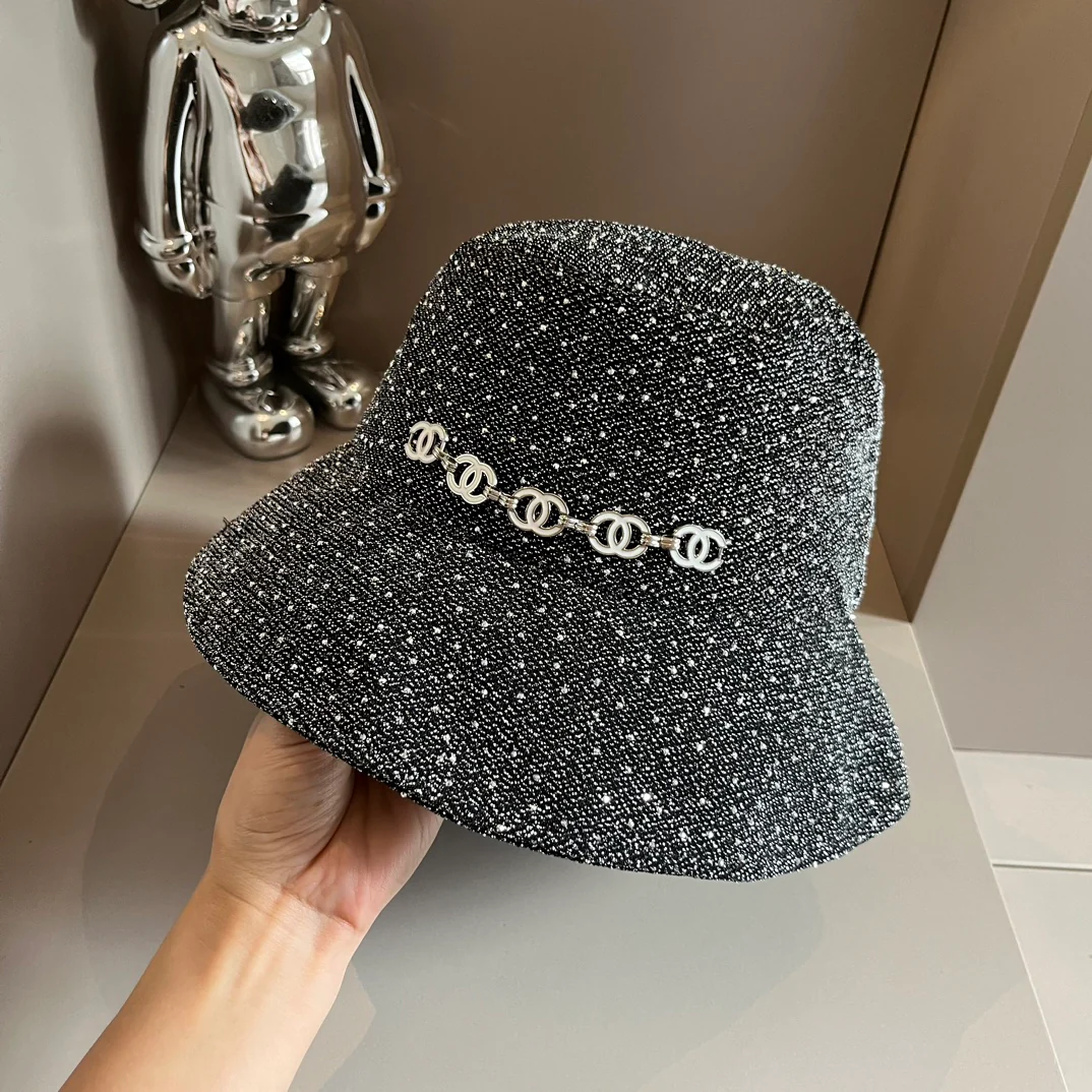 Новая весенне-осенняя рыбацкая шляпа Chanel с двойной буквой С и блестками — серая.