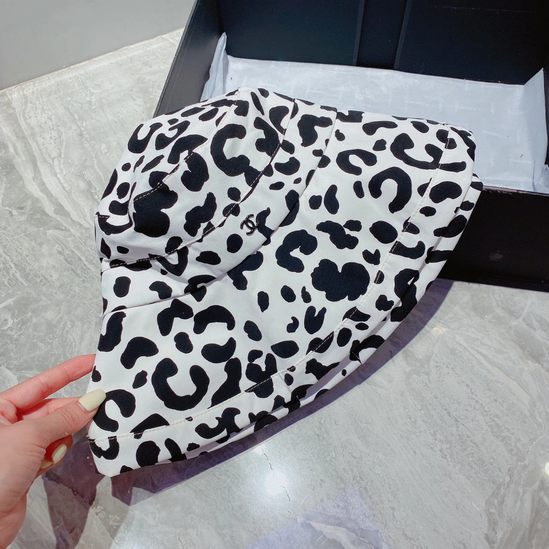 Рыбацкая шляпа Chanel с леопардовым принтом