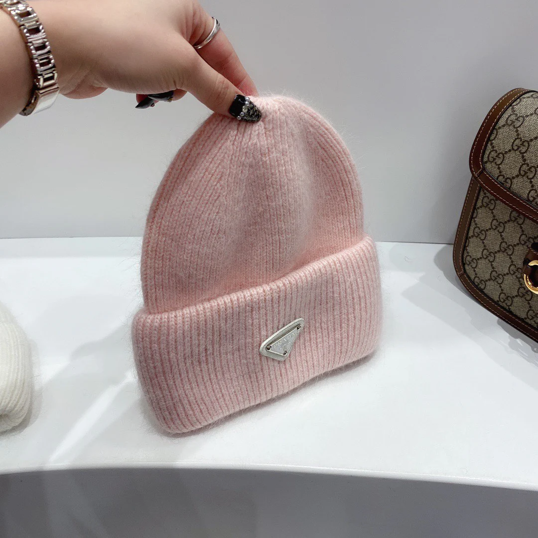 Вязаная шапка Prada из ангорского кроличьего меха и шерсти - розовая.