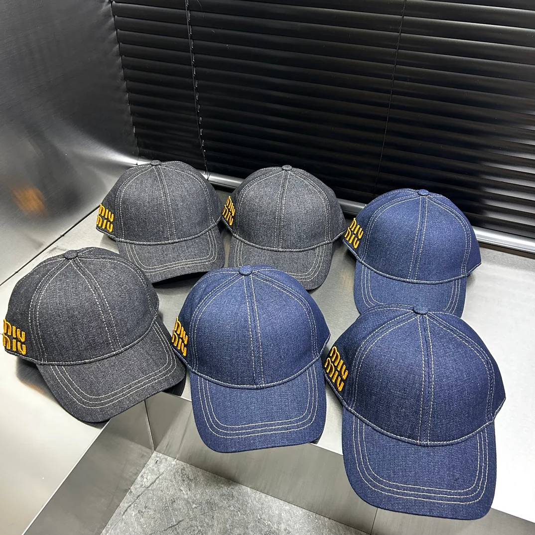 Новая джинсовая бейсболка Miu Miu весна/лето 2024 с вышитой буквой