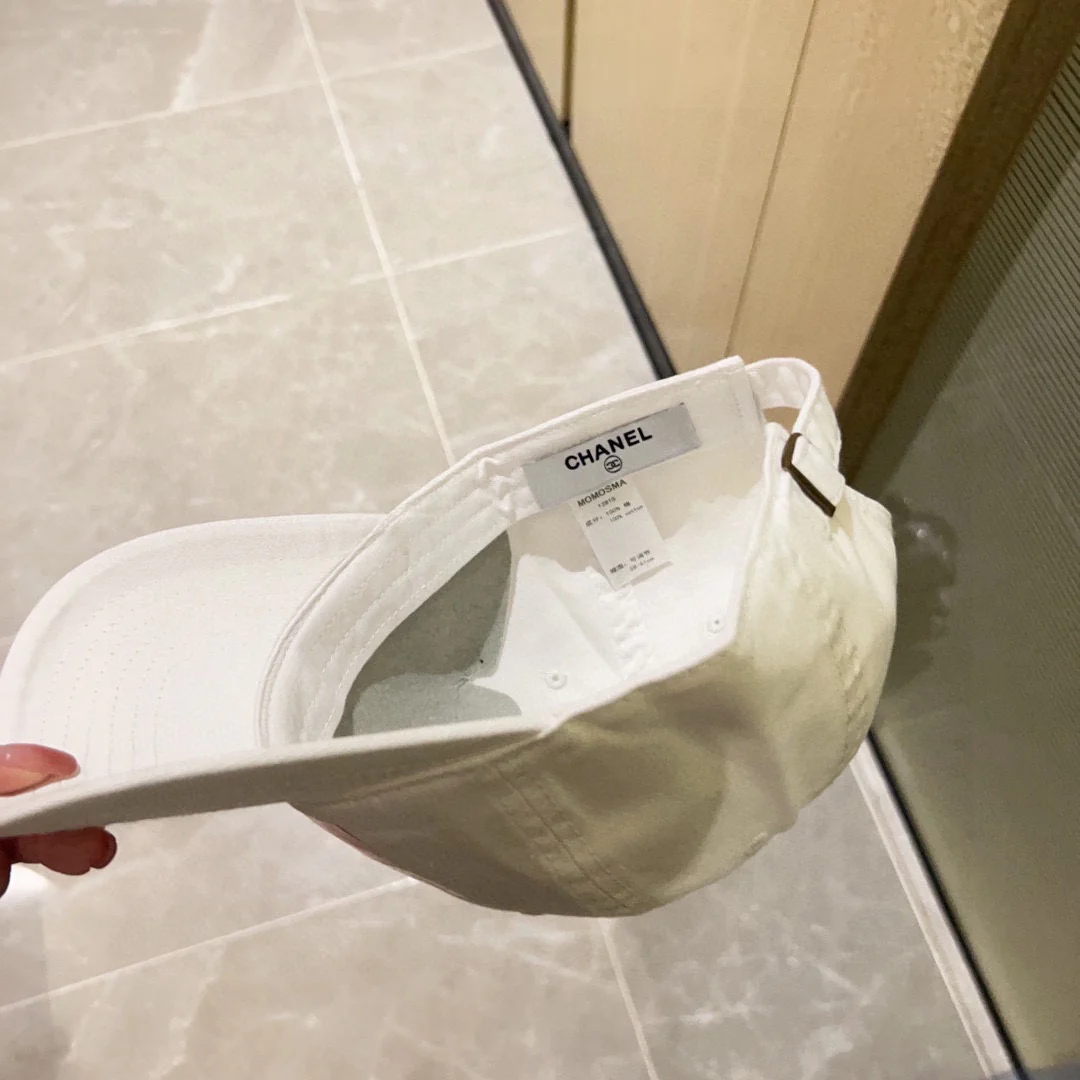 Бейсболка Chanel 2023 года, новая модель, с шестью панелями.