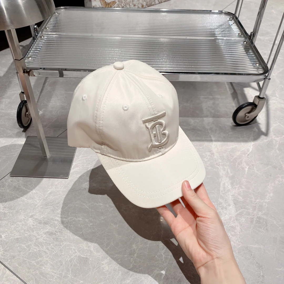 Новинка сезона весна/лето 2023 от Burberry - глянцевая бейсболка TB, белая.