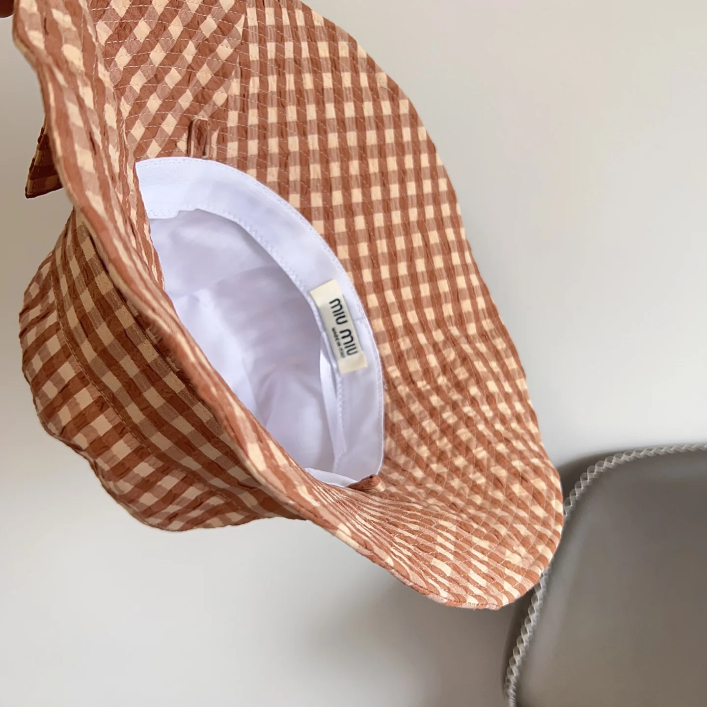 Панама в клетку в курортном стиле от Miu Miu - оранжевая